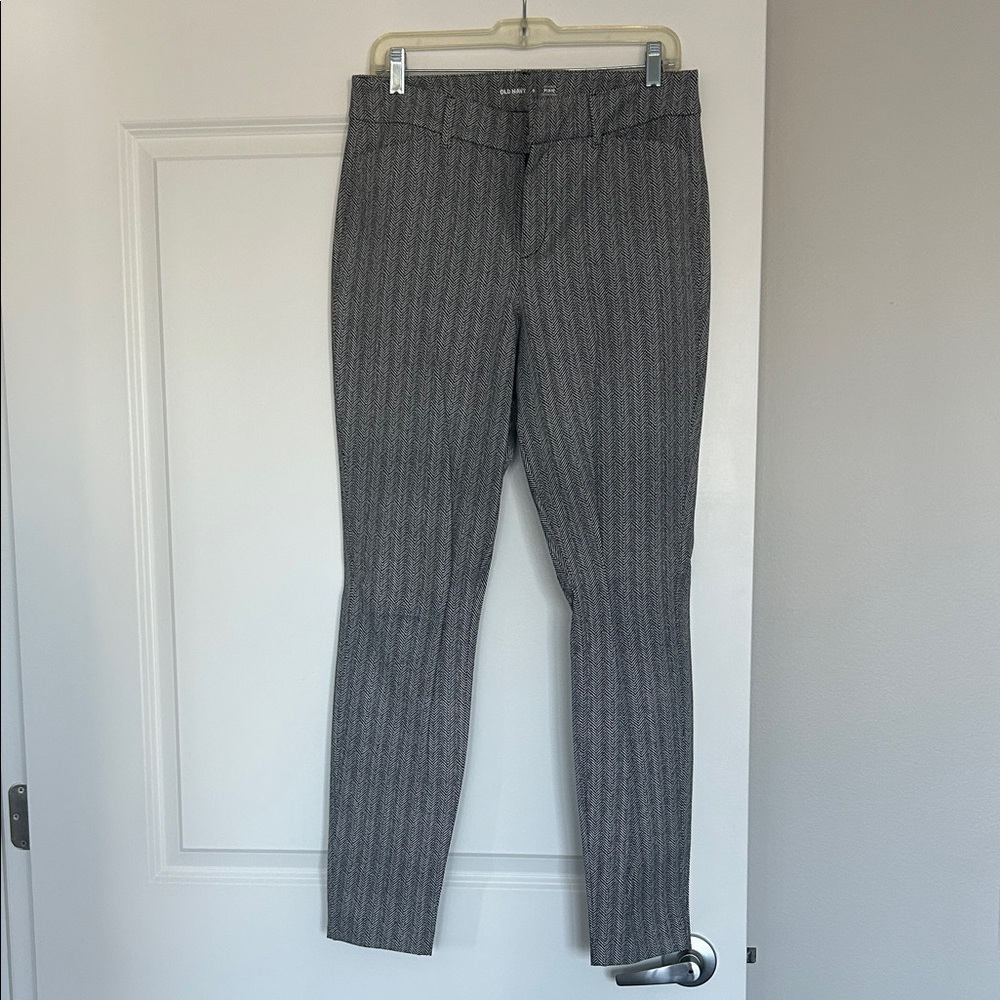 Black and White Chevron Print Skinny Dress Pants